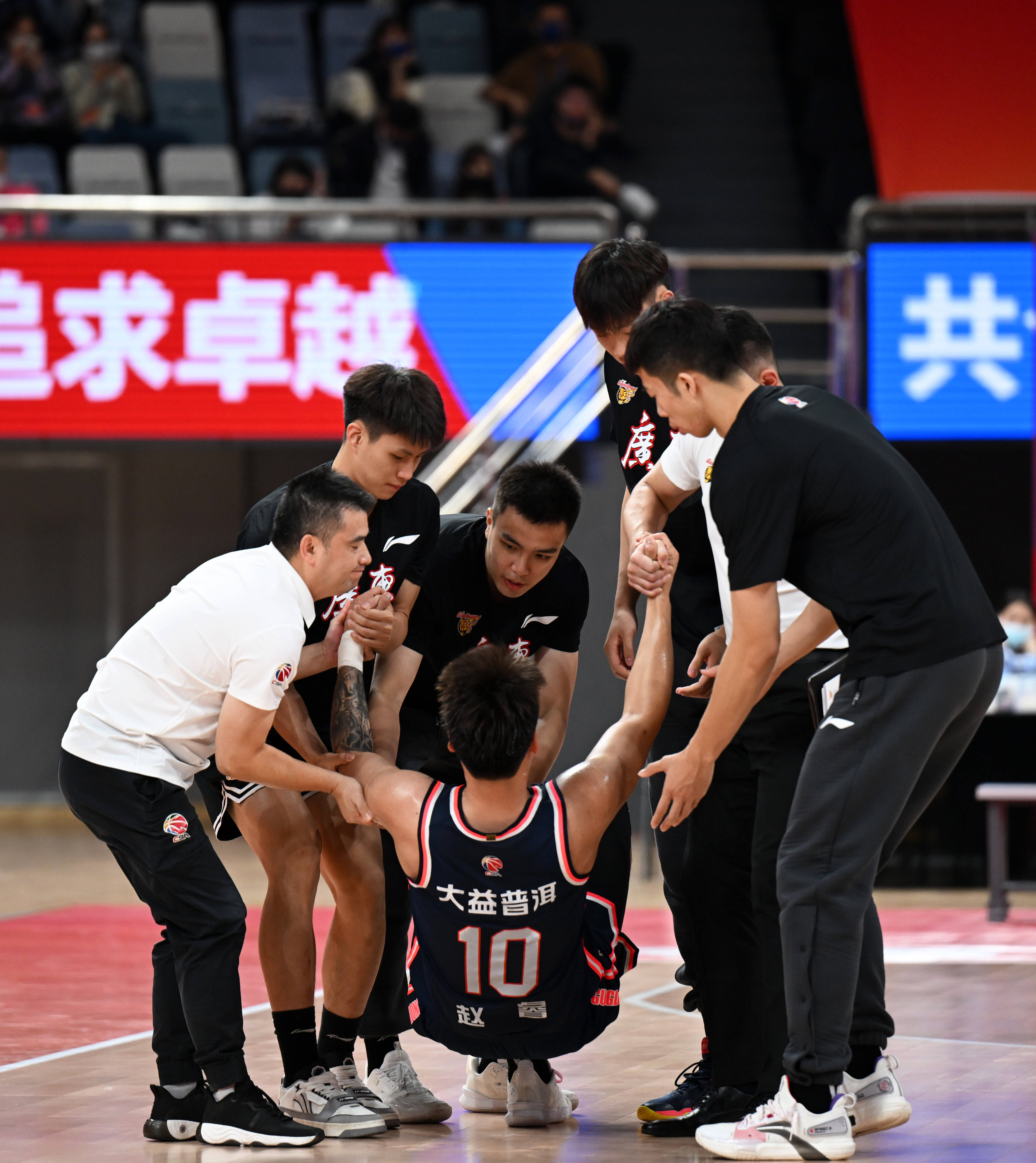 上海队外线持续命中，扭转比赛形势